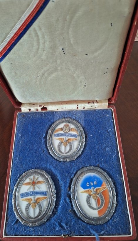 Národní letecká sbírka 1946, 3 ks smaltovaných odznaků